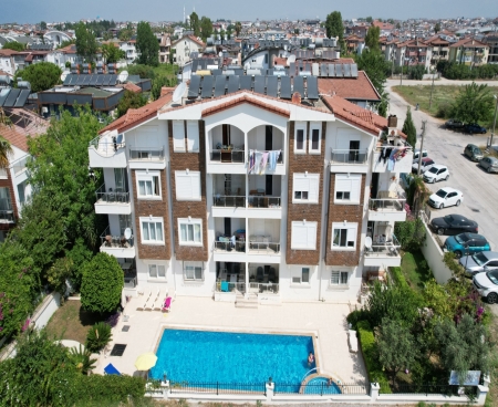 Spacious duplex with pool close to the sea