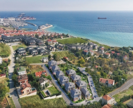 Просторные виллы с видом на море в Бейликдюзю