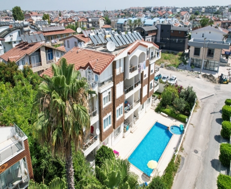 Spacious duplex with pool close to the sea