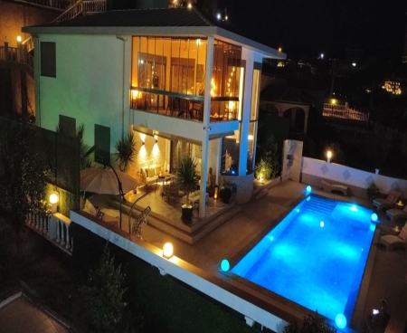 Sea & mountain-view 3+1 luxury villa with private pool in Alanya