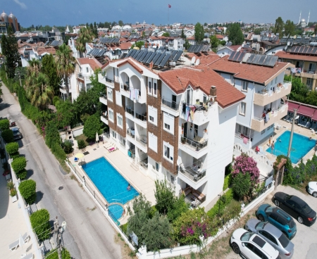 Spacious duplex with pool close to the sea